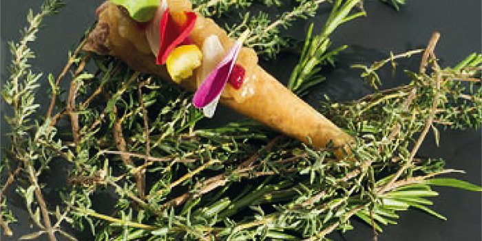 Se trata de un atuténtico festín visual y culinario. Un singular bocado, explosión de sabores y colores cuidadosamente combinados. Un canutillo relleno de tierna carne de vaca combinado con un praliné de cebolla y remolacha picante, coronado con encurtidos y pétalos de flor comestibles. Se trata de un atuténtico festín visual y culinario. Un singular bocado, explosión de sabores y colores cuidadosamente combinados. Un canutillo relleno de tierna carne de vaca combinado con un praliné de cebolla y remolacha picante, coronado con encurtidos y pétalos de flor comestibles.