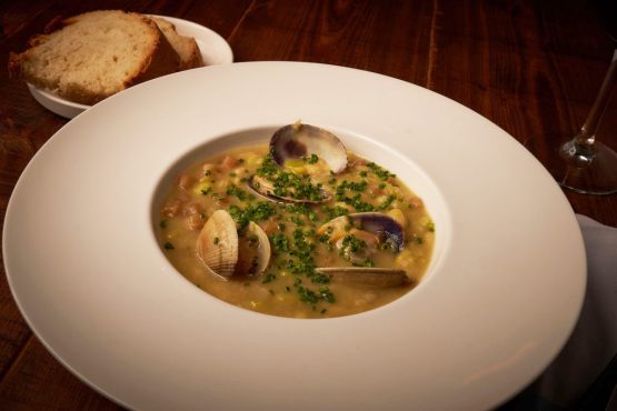 Este otoño en Cobarcho te invitamos a disfrutar de una experiencia gastronómica renovada, con platos que celebran lo mejor de la temporada y algunas novedades cuidadosamente seleccionadas.